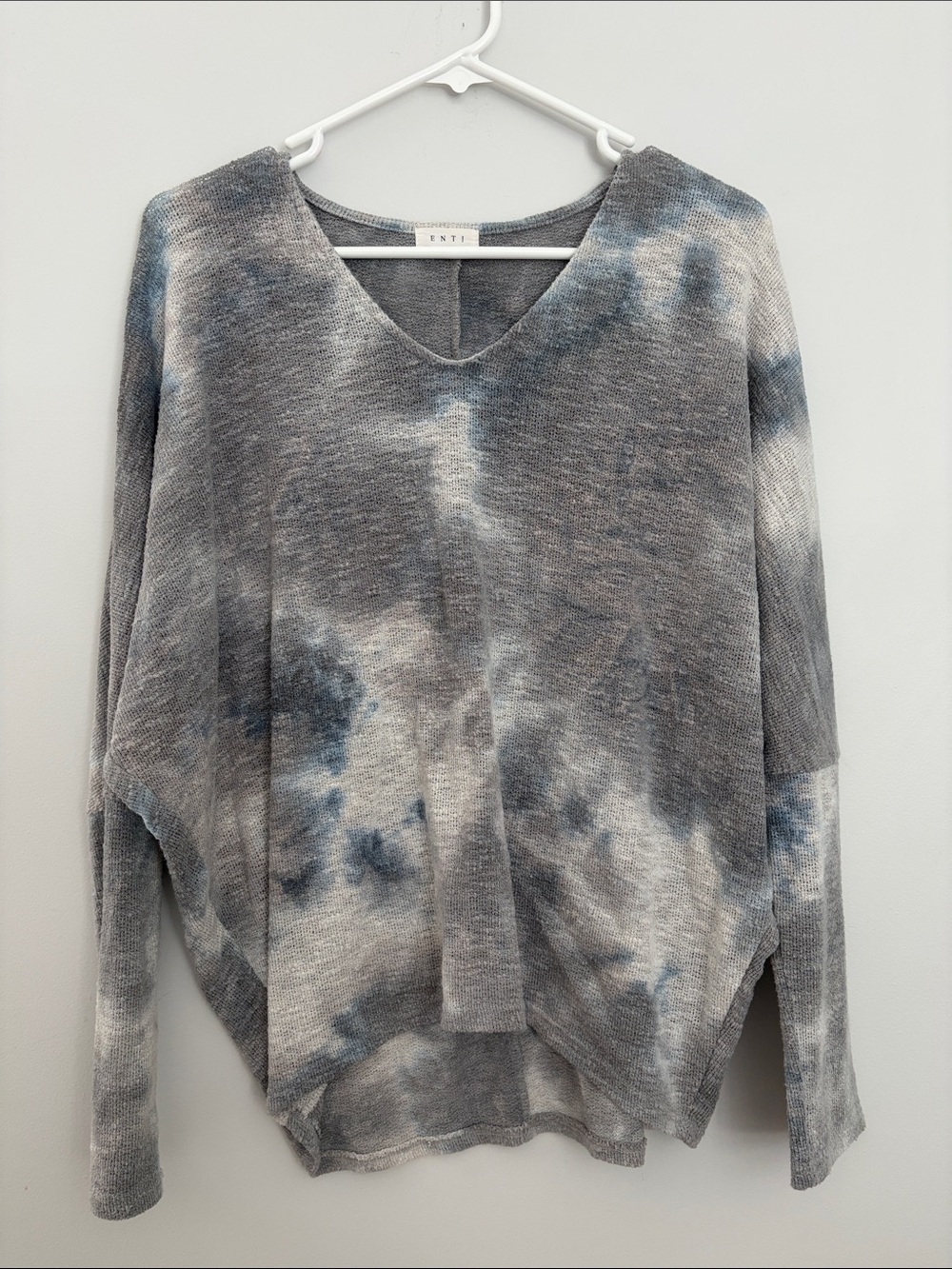 ENTI Women's V-Neck Tie-Dye Sweater - Gray/Blue